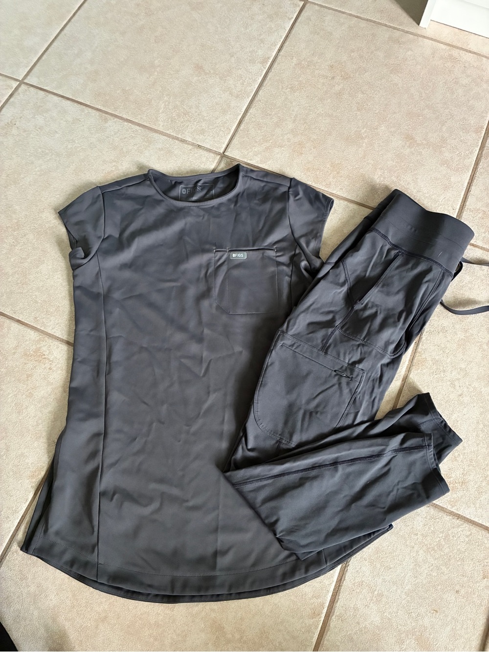 FormX Figs Charcoal Alma Tunic Small with matching Figs scrub leggings medium